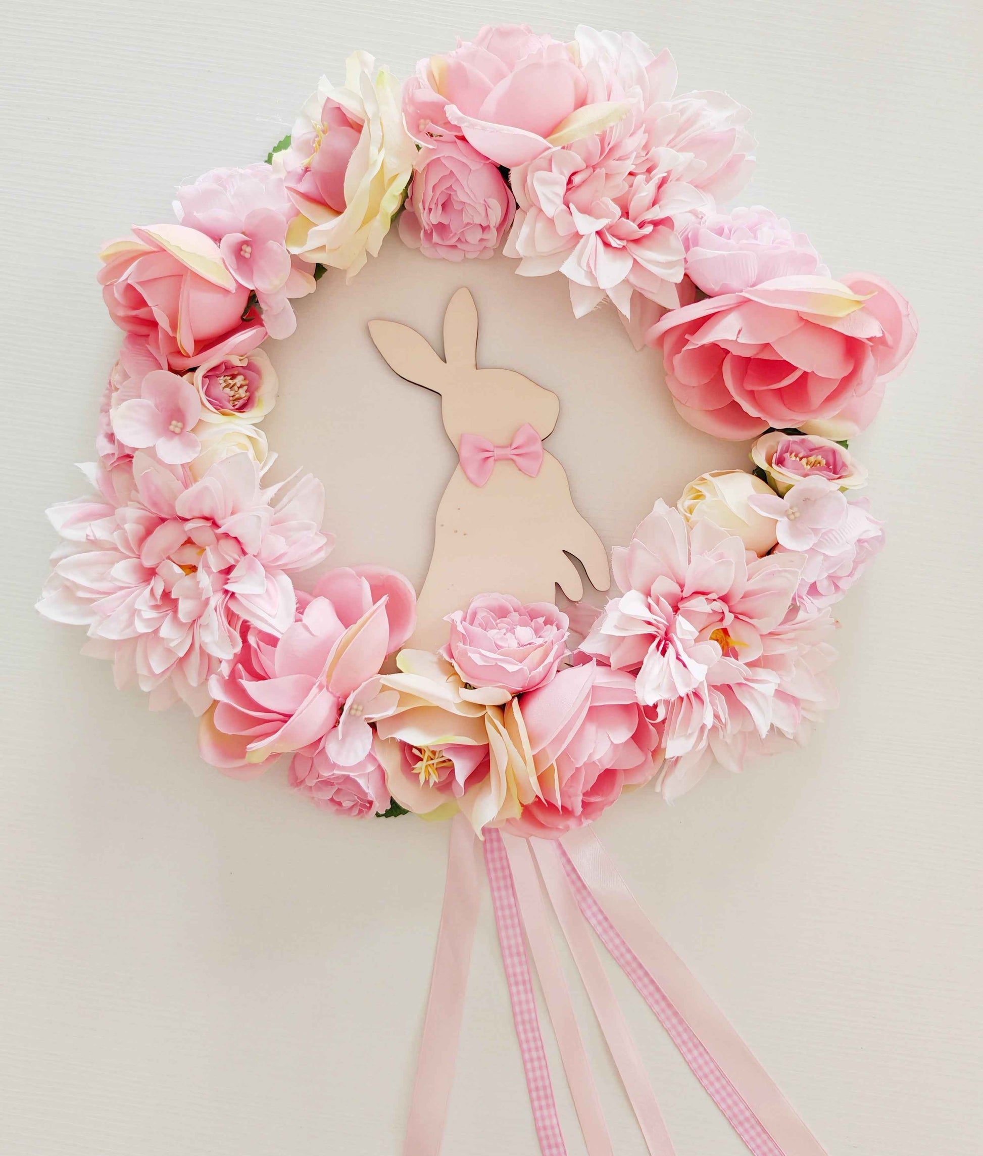Ghirlanda in legno con fiori rosa