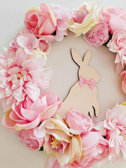 Ghirlanda in legno con fiori rosa