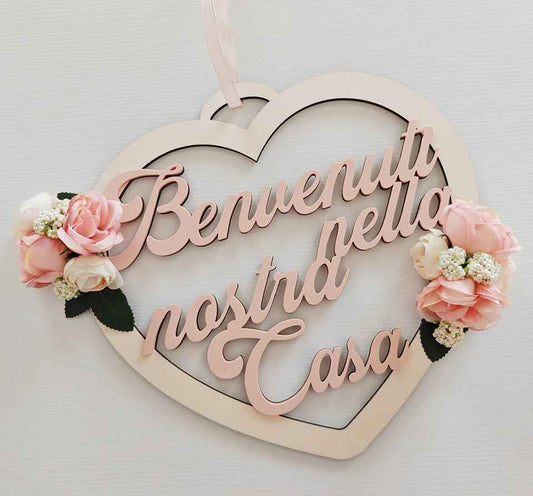 Fuoriporta rosa e panna in legno intagliato