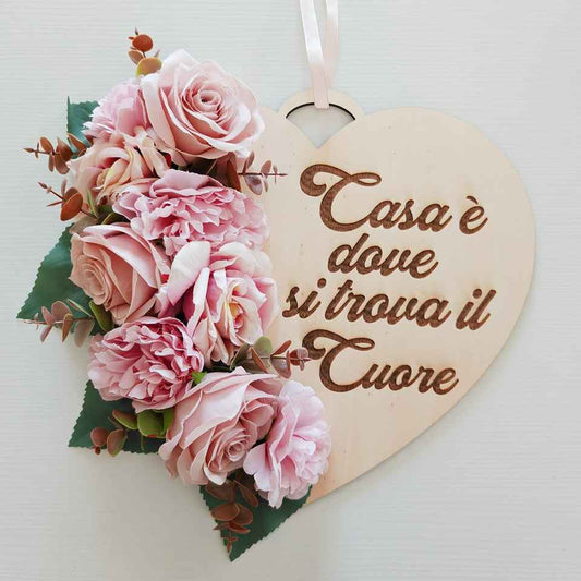 Fuoriporta rosa in legno inciso