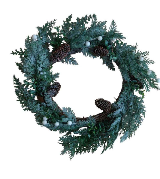 Ghirlanda innevata con pigne