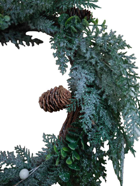 Ghirlanda innevata con pigne
