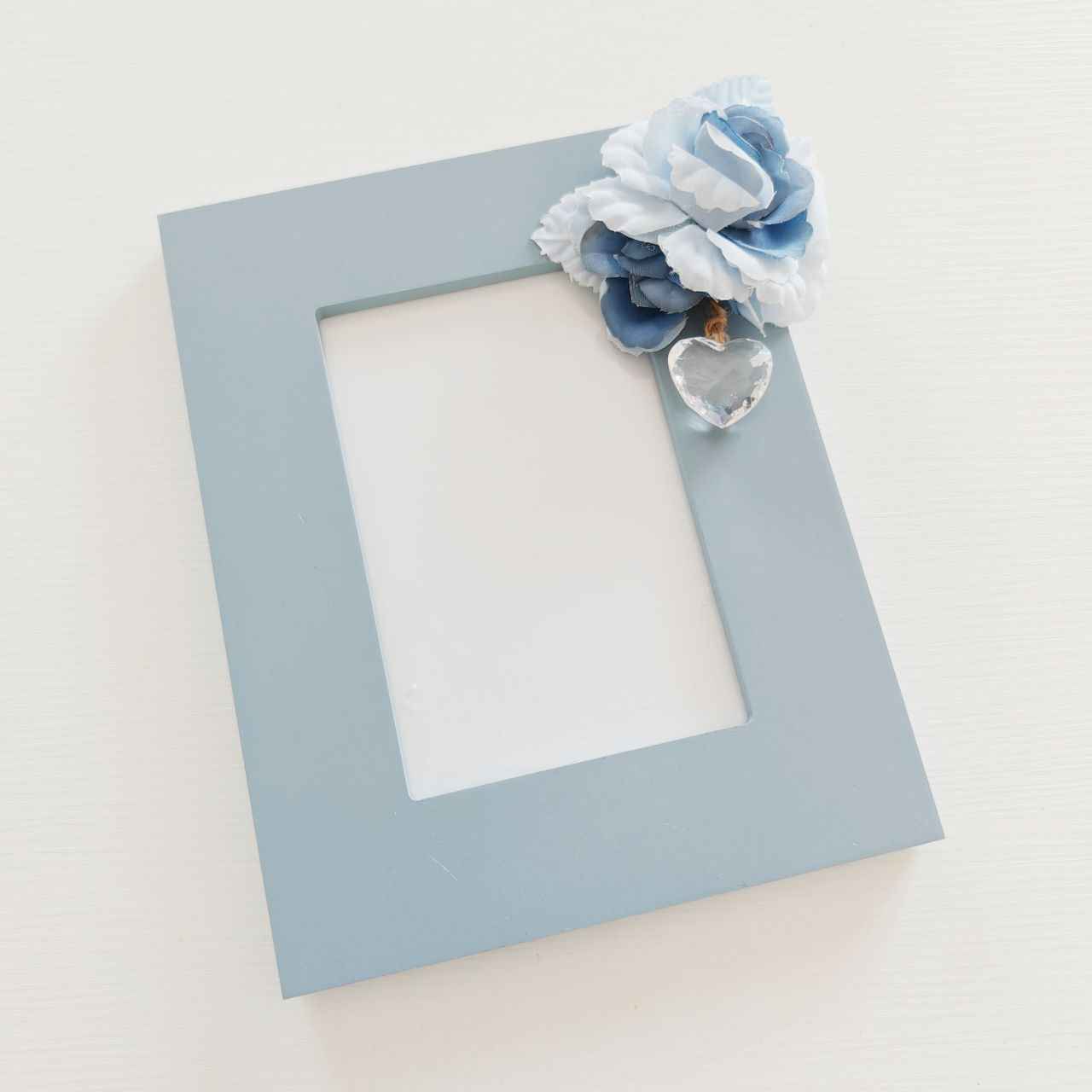 Cornice bluette con fiore