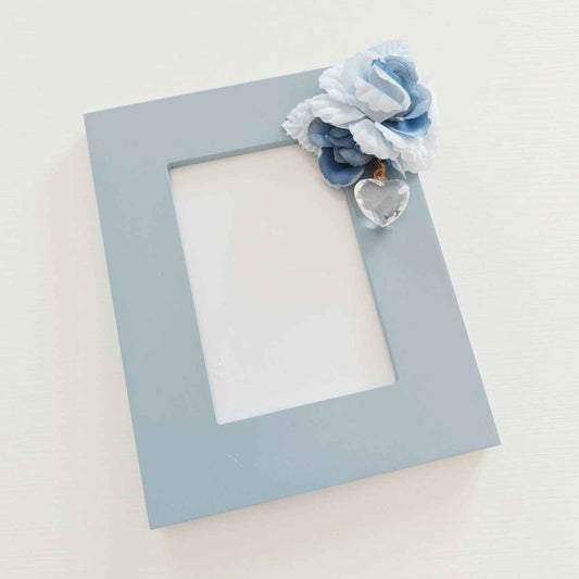 Cornice bluette con fiore