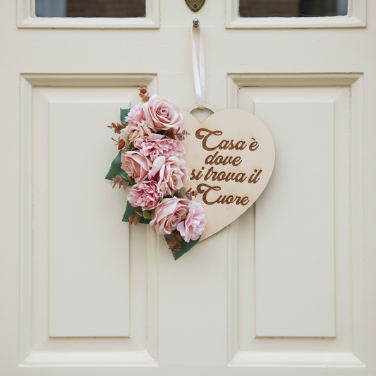 Fuoriporta rosa in legno inciso