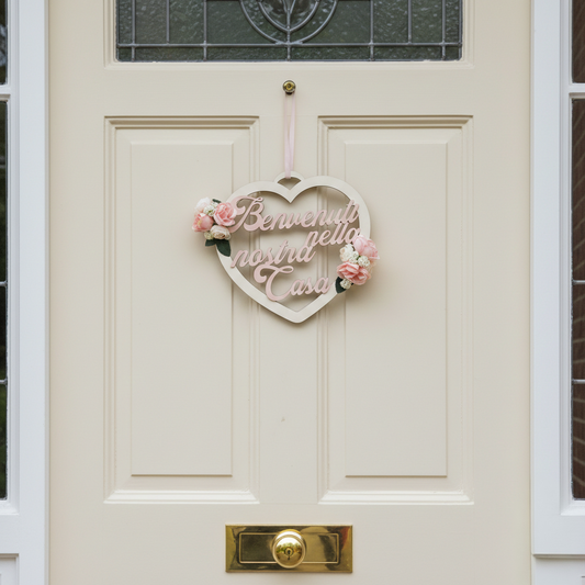 Fuoriporta rosa e panna in legno intagliato